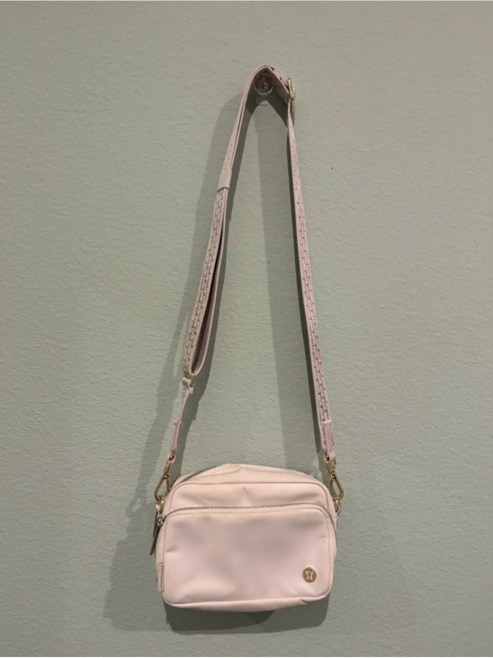 lululemon crossbody bag